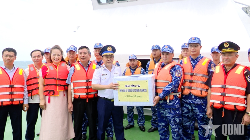 Đoàn công tác Vùng Cảnh sát biển 1 và các tỉnh thăm, động viên quân dân đảo Bạch Long Vĩ